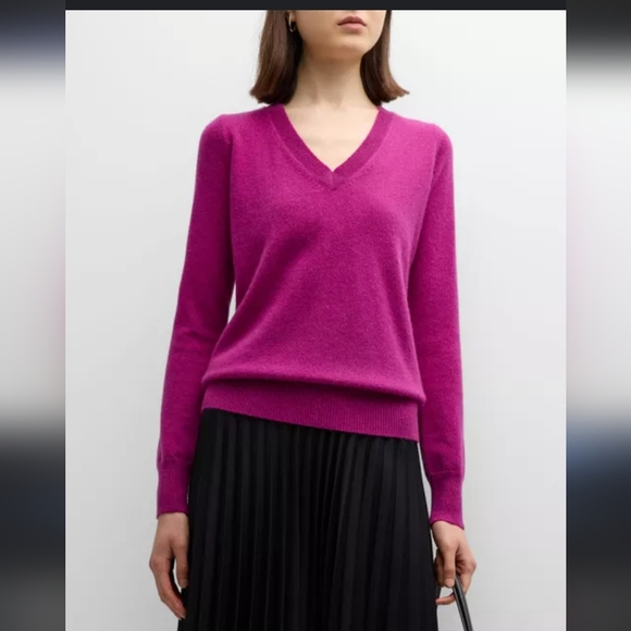 Neiman Marcus CollectionCashmere Classic V-Neck Sweater$250